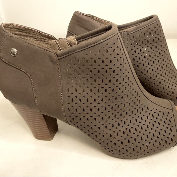 GIANI BERINI Angye Memory Foam Perforated Peep-Toe Booties Grey - Picture 4 of 14